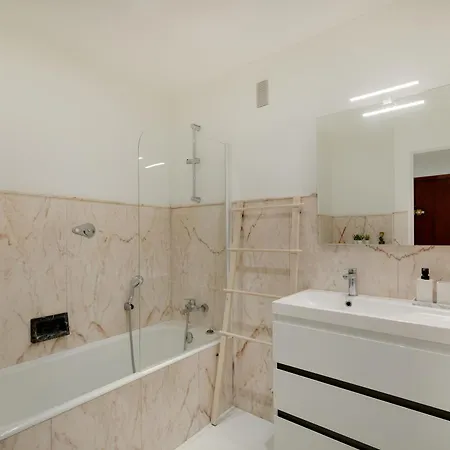 Newly Renovated Charming Downtown *