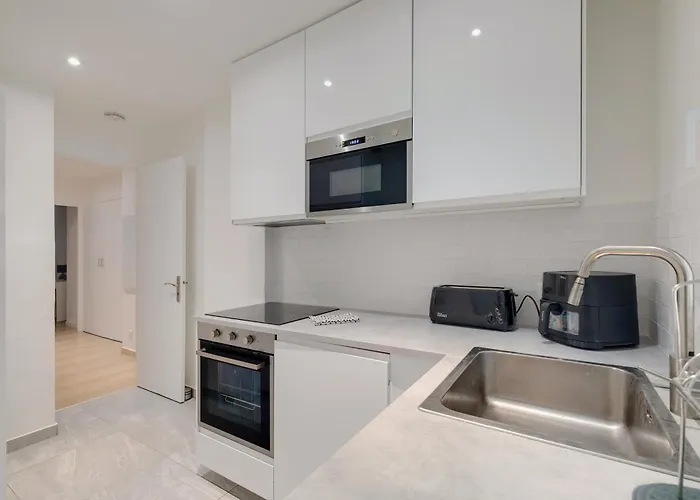 Newly Renovated Charming Downtown Appartement *